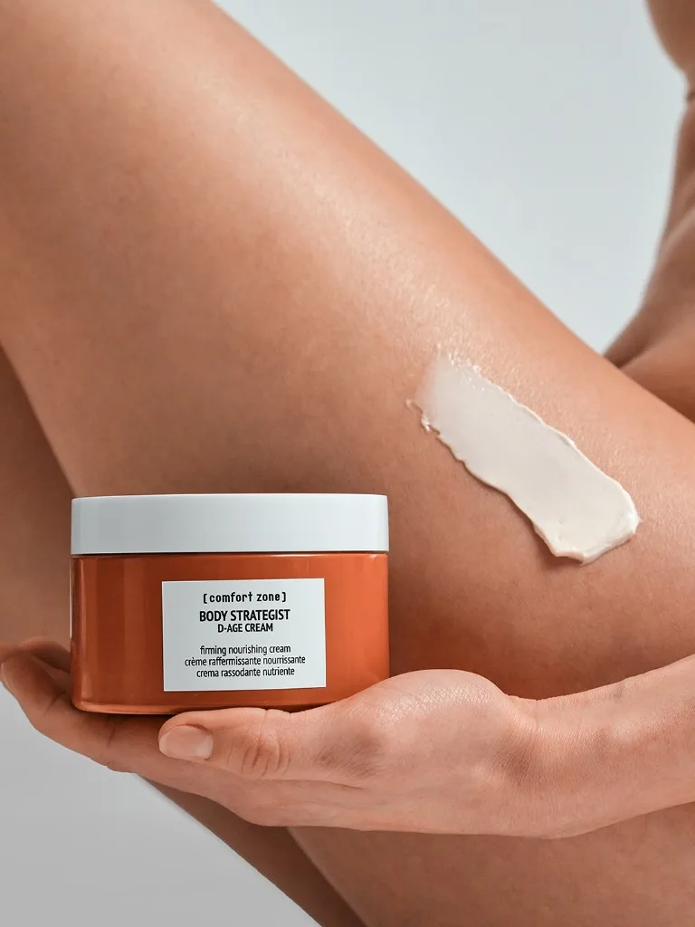 Body Strategist Comfort Zone в клинике onlyWOW!: крем D-Age на коже