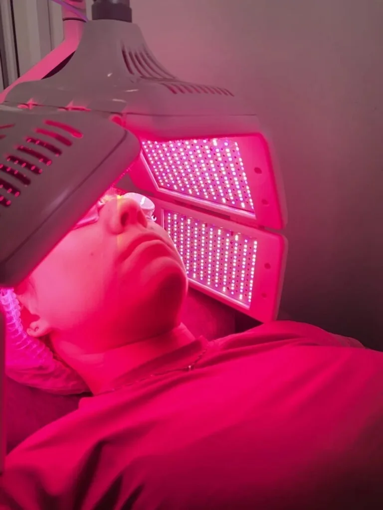Фотодинамическая терапия — LED-аппарат в клинике onlyWOW!
